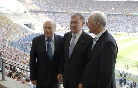 Bundespräsident Horst Köhler (M.) im Gespräch mit Franz Beckenbauer, Präsident des Organisationskomitees zur Fußball-WM und Josef Blatter, Präsident der Fifa (l.), im Berliner Olympiastadion beim Vorrundenspiel der Fußball-Weltmeisterschaft Deutschland-Ec