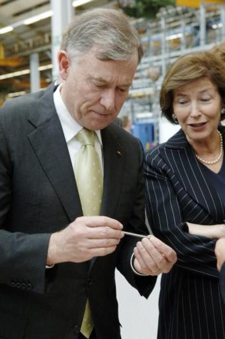 Bundespräsident Horst Köhler und seine Frau Eva Luise während eines Besuchs der INDEX-Werk GmbH & CO KG, Werk Deizisau (Baden-Württemberg).