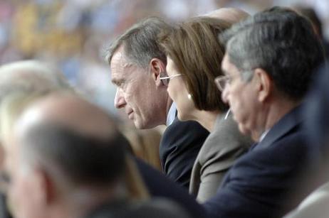 Bundespräsident Horst Köhler und seine Frau Eva Luise auf der Ehrentribüne während des Eröffnungsspiels der Fußball-WM 2006 in München (2.v.r.: Oscar Arias Sanchez, Präsident Costa Ricas).