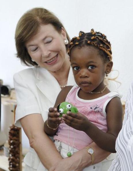 Eva Luise Köhler mit einem Mädchen aus Angola in der Kinder- und Jugendabteilung des Behandlungszentrums für Folteropfer in Moabit.