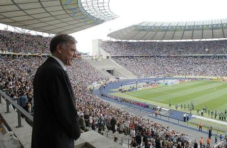 Bundespräsident Horst Köhler auf der Ehrentribüne des Olympiastadions vor dem Viertelfinalspiel Deutschland-Argentinien. Das Spiel endet nach Verlängerung und Elfmeterschießen mit 5:3 Toren für die deutsche Nationalmannschaft.