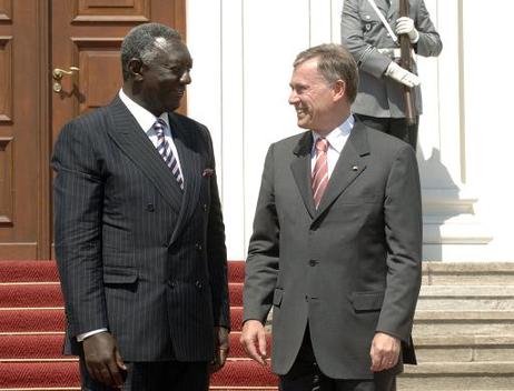 Bundespräsident Horst Köhler begrüßt John Agyekum Kufuor, Präsident von Ghana, zu einem Gespräch im Schloss Bellevue.