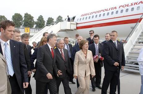 Bundespräsident Horst Köhler (M.l.) im Gespräch mit Lech Kaczynski, Präsident Polens, bei dessen Ankunft auf dem Flughafen.