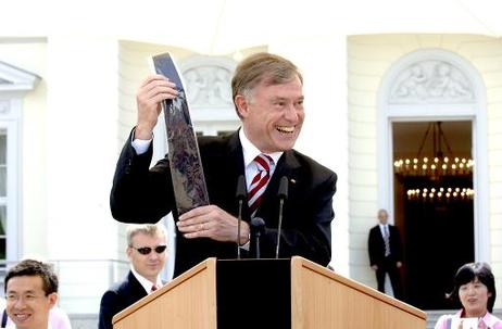 Bundespräsident Horst Köhler (mit einer Krawatte der Alexander von Humboldt-Stiftung) während eines Empfangs ausländischer Gastwissenschaftler der Alexander von Humboldt-Stiftung.