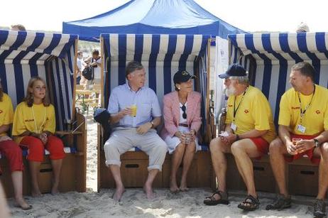Bundespräsident Horst Köhler und seine Frau Eva Luise (M.) im Gespräch mit ehrenamtlichen Rettungsschwimmern in einer Strandkorbburg am Strand 'Weiße Düne'.