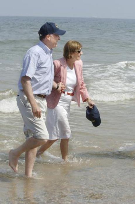 Bundespräsident Horst Köhler und seine Frau Eva Luise (in der Nordsee) beim Besuch der Deutschen Lebens-Rettungs-Gesellschaft.