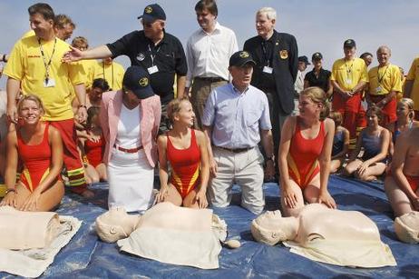 Bundespräsident Horst Köhler und seine Frau Eva Luise bei einer Ausbildungsvorführung der Rettungsschwimmer mit Puppen am Strand 'Weiße Düne'.