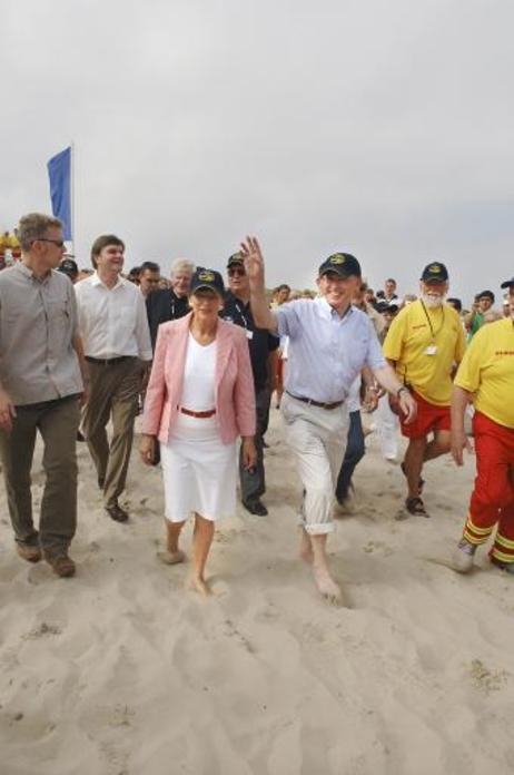 Bundespräsident Horst Köhler (M.) und seine Frau Eva Luise beim Besuch der Wasserrettungsstation am Strand 'Weiße Düne'.