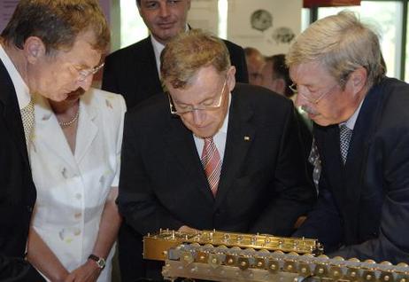 Bundespräsident Horst Köhler (M.) betrachtet während eines Rundgangs durch die Dauerausstellung des Heinz Nixdorf Museums die Leibniz-Rechenmaschine. (l.: Kurt Beiersdörfer, l.: Norbert Ryska, beide sind Geschäftsführer der Heinz Nixdorf MuseumsForum GmbH