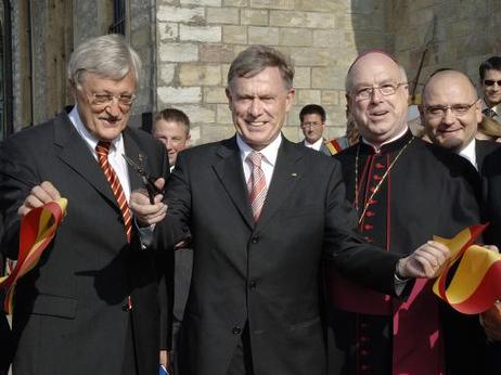 Bundespräsident Horst Köhler eröffnet die Ausstellung 'Canossa 1077 – Erschütterung der Welt' (r.: Hans-Josef Becker, Erzbischof von Paderborn).