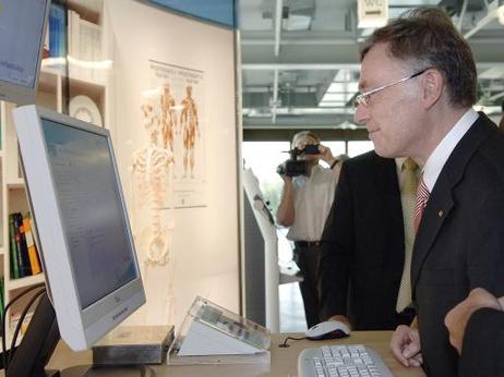 Bundespräsident Horst Köhler bei der Vorbesichtigung des Sonderausstellung Computer.Medizin, die am 24.10.2006 im Heinz Nixdorf Museum eröffnet wird.  
