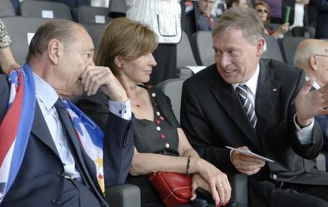 Bundespräsident Horst Köhler mit Ehefrau Eva Luise und Jacques Chirac, französischer Staatspräsident, während des Endspiels Italien-Frankreich auf der Ehrentribüne des Olympiastadions. Die italienische Nationalmannschaft wird nach Verlängerung und Elfmete