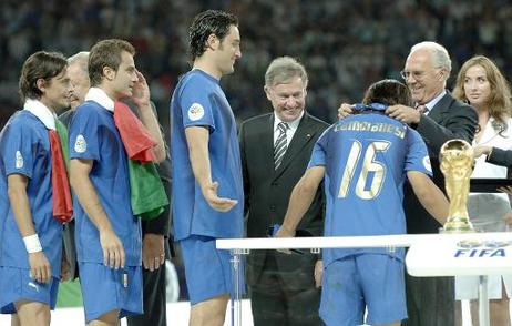 Bundespräsident Horst Köhler (4.v.r.) und Franz Beckenbauer, Präsident des Organisationskomitees zur Fußball-WM (2.v.r.), während der Siegerehrung nach dem Endspiel Italien-Frankreich im Olympiastadion. Die italienische Nationalmannschaft wird mit 5:3 Tor