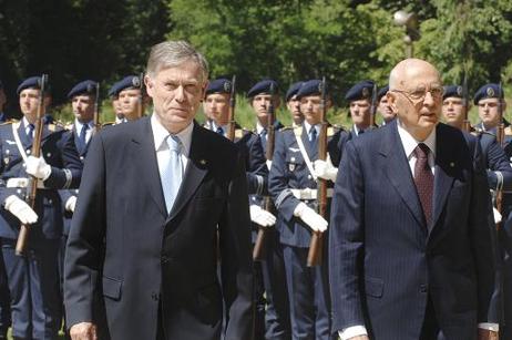 Bundespräsident Horst Köhler empfängt Giorgio Napolitano, Präsident Italiens (r.), mit militärischen Ehren.