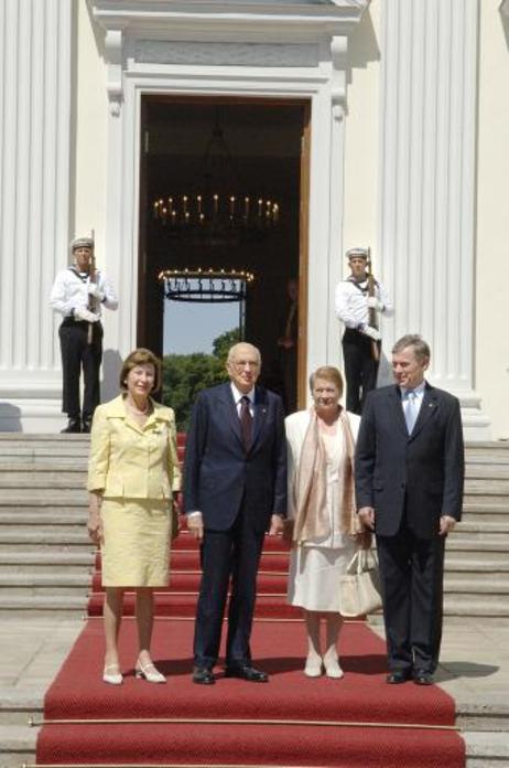 Bundespräsident Horst Köhler (r.) und seine Frau Eva Luise (l.) empfangen Giorgio Napolitano, Präsident Italiens und seine Frau Clio vor dem Schloss Bellevue.