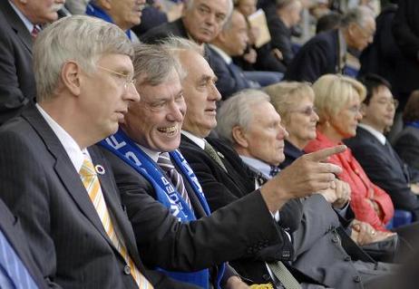 Bundespräsident Horst Köhler (mit Fan-Schal) im Gespräch mit Ingo Wolf, Innenminister Nordrhein-Westfalens (l.), während des Spiels Deutschland gegen Japan.