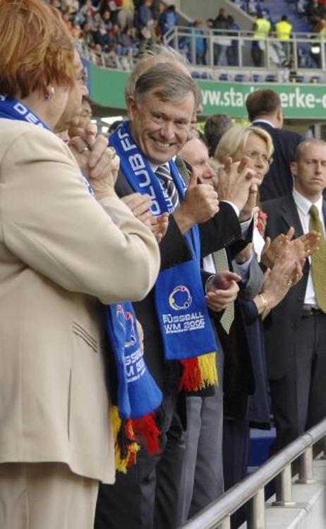 Bundespräsident Horst Köhler (mit Fan-Schal) auf der Tribüne während des Eröffnungsspiels Deutschland gegen Japan.