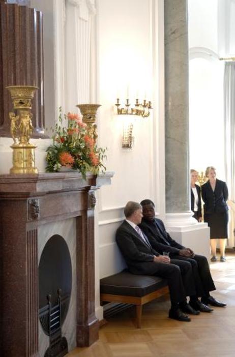 Bundespräsident Horst Köhler im Gespräch mit Nationalspieler Gerald Asamoah, nach der Verleihung des Silbernen Lorbeerblattes an die Fußball-Nationalmannschaft.