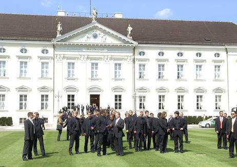 Bundespräsident Horst Köhler im Gespräch mit Spielern der Fußball-Nationalmannschaft im Garten von Schloss Bellevue, nach der Verleihung des Silbernen Lorbeerblattes.