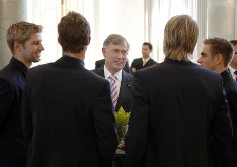 Bundespräsident Horst Köhler im Gespräch mit Spielern der Fußball-Nationalmannschaft, nach der Verleihung des Silbernen Lorbeerblattes.