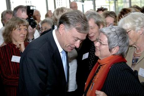 Bundespräsident Horst Köhler im Gespräch mit Mitarbeiterinnen der Telefonseelsorge am Rande eines Festaktes.