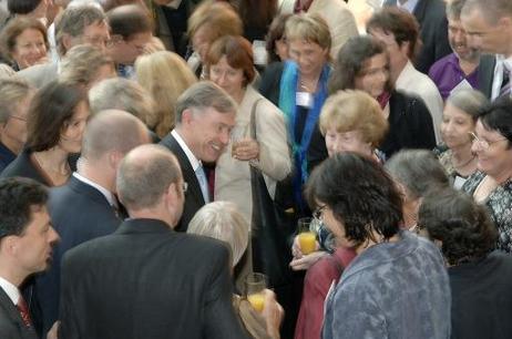 Bundespräsident Horst Köhler im Gespräch mit Mitarbeiterinnen der Telefonseelsorge am Rande eines Festaktes.