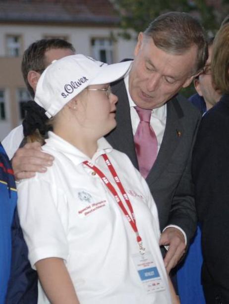 Bundespräsident Horst Köhler im Gespräch mit einer Teilnehmerin an den Special Olympics National Summer Games.