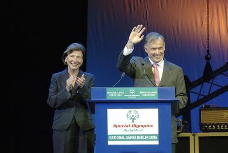 Bundespräsident Horst Köhler (winkt) und seine Frau Eva Luise während der Eröffnung der Special Olympics National Summer Games.