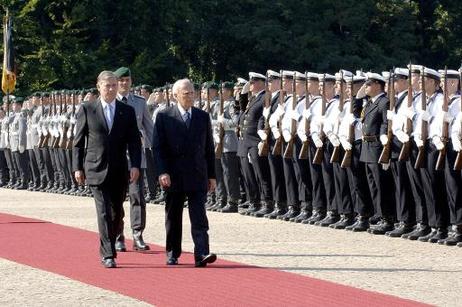 Bundespräsident Horst Köhler (l.) empfängt Karolos Papoulias, Präsident Griechenlands, im Park von Schloss Bellevue mit militärischen Ehren.