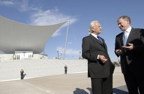 Bundespräsident Horst Köhler (r.) im Gespräch mit Edmund Stoiber, Ministerpräsident Bayerns, am Rande eines Gottesdienstes unter freiem Himmel auf dem Gelände der Neuen Messe München.