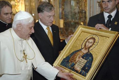 Bundespräsident Horst Köhler (r.) wird von Papst Bededikt XVI. zu einem Gespräch in der Müchner Residenz am Max-Joseph-Platz empfangen (Geschenkübergabe: Mosaikbild einer Heiligenfigur).