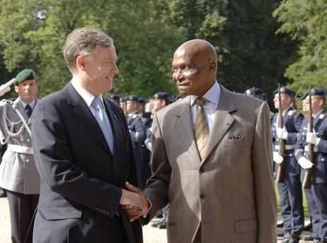Bundespräsident Horst Köhler empfängt Abdoulaye Wade, Präsident Senegals, mit militärischen Ehren im Garten von Schloss Bellevue.