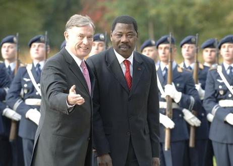 Bundespräsident Horst Köhler begrüßt Thomas Boni Yayi, Präsident Benins, mit militärischen Ehren im Schloss Bellevue.