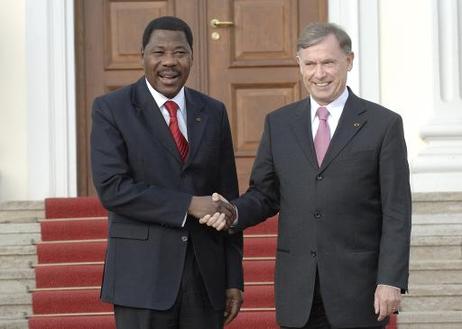 Bundespräsident Horst Köhler begrüßt Thomas Boni Yayi, Präsident Benins, zu einem Gespräch im Schloss Bellevue.