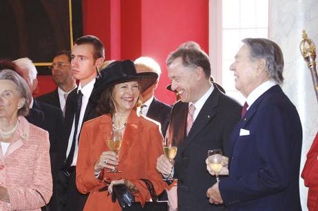 Bundespräsident Horst Köhler (2.v.r.) im Gespräch mit Silvia, Königin von Schweden, anlässlich des Festaktes zum 550. Gründungstag der Universität Greifswald.