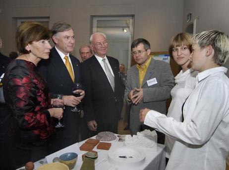 Bundespräsident Horst Köhler (2.v.l.) und Eva Luise Köhler (l.) im Gespräch mit Jugendlichen und Ausbildern der Jugendbauhütten. 3.v.l.: Professor Gottfried Kiesow, Vorstandsvorsitzender der 'Deutschen Stiftung Denkmalschutz'