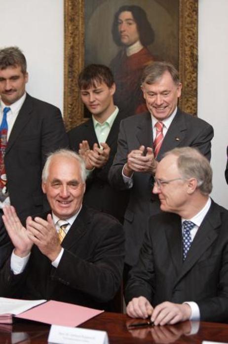 Bundespräsident Horst Köhler (M.), nach der Unterzeichnung des Partnerschaftsvertrages zur Förderung von Spitzensportlern mit Behinderung (l.: Karl-Hermann Haack, Präsident des Deutschen Behindertensportverbands (DBS); (r.): Gerhard Rupprecht, Vorstandsvo