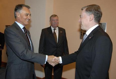 Bundespräsident Horst Köhler begrüßt Aníbal Cavaco Silva, Präsident Portugals, zu einem Gespräch am Rande der Feierlichkeiten zum 50. Jahrestag des ungarischen Volksaufstandes.