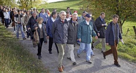 Bundespräsident Horst Köhler (2.v.r.) während seiner Wanderung durch die Eifel. Er besichtigt als Schirmherr des 'Jahres der Naturparke 2006' den barreirefreien Wanderweg im Deutsch-Belgischen Naturpark Hohes Venn-Eifel.