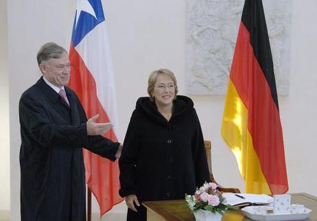 Bundespräsident Horst Köhler und Michelle Bachelet, Präsidentin Chiles (Eintrag in das Gästebuch von Schloss Bellevue).