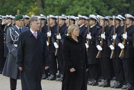 Bundespräsident Horst Köhler empfängt Michelle Bachelet, Präsidentin Chiles, mit militärischen Ehren im Schloss Bellevue.