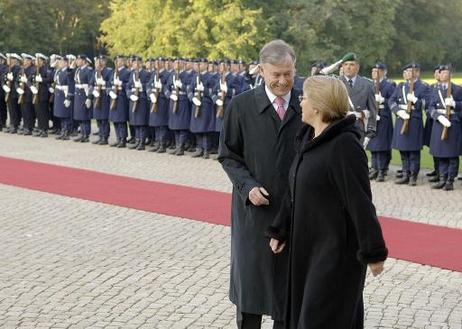 Bundespräsident Horst Köhler empfängt Michelle Bachelet, Präsidentin Chiles, mit militärischen Ehren im Schloss Bellevue.