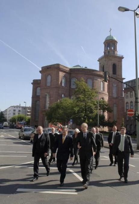 Bundespräsident Horst Köhler (Mitte), der Vorsteher des Börsenvereins des Deutschen Buchhandels, Gottfried Honnefelder (l.), und der Preisträger des Friedenspreises des Deutschen Buchhandels, Wolf Lepenies, auf dem Weg von der Paulskirche (Hintergrund) zu