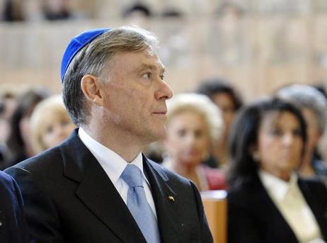 Bundespräsident Horst Köhler (mit Gebetskappe Kippa) während der Einweihung der Hauptsynagoge Ohel Jakob in München.