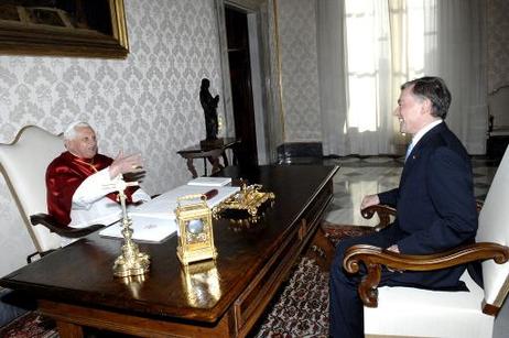 Bundespräsident Horst Köhler im Gespräch mit Papst Benedikt XVI. während einer Privataudienz in der Privatbibliothek im Apostolischen Palast.