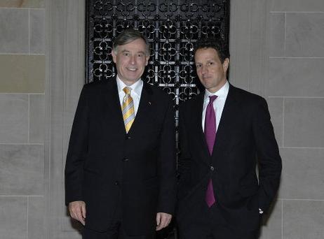 Bundespräsident Horst Köhler (l.) wird von Timothy F. Geithner, Präsident der Federal Reserve Bank of New York, in der Lobby empfangen.