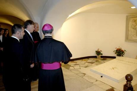 Bundespräsident Horst Köhler (M.) im Petersdom am Grab von Papst Johannes Paul II. (l.: Prälat Eugen Kleindienst).