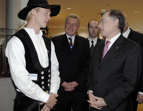 Bundespräsident Horst Köhler (r.) im Gespräch mit dem Zimmerer Moritz Veit, Bundessieger beim 'Praktischen Leistungswettbewerb der Handwerksjugend' (dahinter: Ernst Pfister, Wirtschaftsminister Baden-Württembergs).