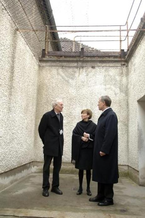 Bundespräsident Horst Köhler (r.) und seine Frau Eva Luise im Gespräch mit Dieter von Wichmann, Mitarbeiter der Gedenkstätte und ehemaliger Häftling des Stasi-Gefängnisses, im 'Tigerkäfig' (Freiganghof).