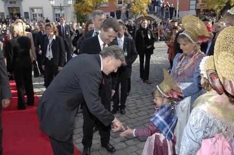 Bundespräsident Horst Köhler spricht mit einem kleinen Mädchen (in Volkstracht) bei der Begrüßung in Meersburg durch Günther Oettinger, Ministerpräsident Baden-Württembergs (r.daneben).